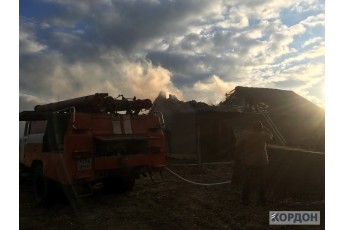 На Волині через необережність загорілася будівля (фото)