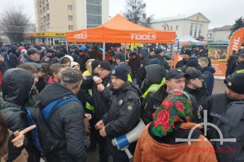На центральній площі Луцька − сутички між простими людьми та поліцією (фото, відео)