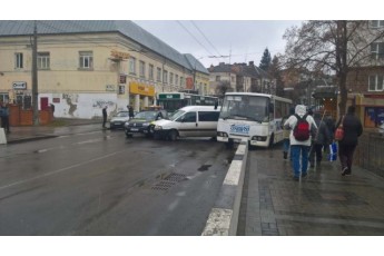 У Луцьку на проспекті Винниченка − аварія, рух ускладнений (фото)