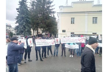 У Луцьку активісти з плакатами вимагають у Порошенка покарати винних у розкраданні 