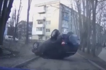 П'яний водій перекинув джип на дах, втікаючи від поліції дворами Хмельницького (відео)