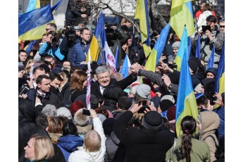 Показовий момент: бабусі просили милостиню на мітингу Порошенка в Києві (фото)