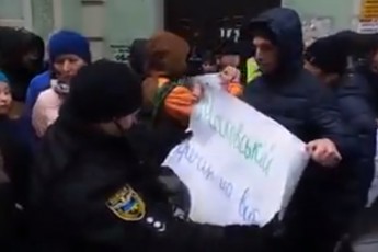 Поліція перевіряла написи на всіх плакатах людей перед пропуском на мітинг Порошенка (відео)
