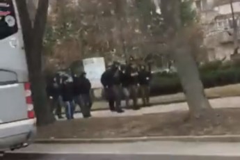 Групу підозрілих молодиків привезли на мітинг Порошенка до Рівного (відео)