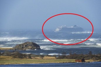 Круїзний лайнер з сотнями пасажирів зазнав аварії біля Норвегії (відео)
