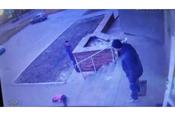 Батько жбурнув 6-річну дитину зі сходів на Рівненщині (відео)