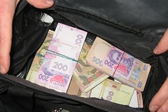 У жінки вирвали з рук сумку з 1,3 млн грн – вона їхала купляти квартиру