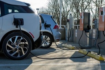 Зарядки для електромобілів стануть обов'язковими на парковках України