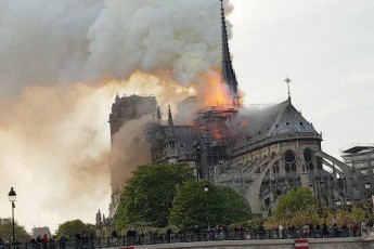 В Соборі Паризької Богоматері − масштабна пожежа (відео)