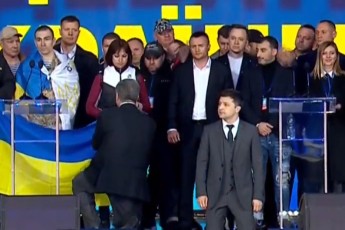 Зеленський став на коліна перед рідними загиблих на Донбасі під час дебатів, Порошенко – за ним (фото)