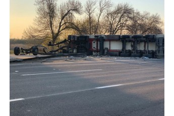 Три вантажівки зіткнулись на трасі Одеса-Київ (фото)