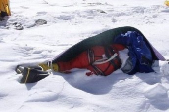 На Говерлі у снігу знайшли тіло туриста