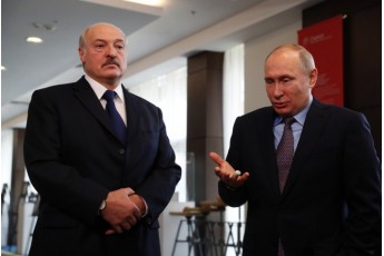 Не хотів вислухати: Лукашенко жбурнув стілець у бік Путіна під час їхньої емоційної перепалки