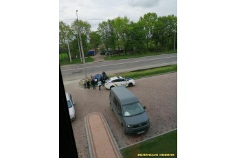 Неподалік Луцька автомобіль злетів у кювет та перекинувся (фото)