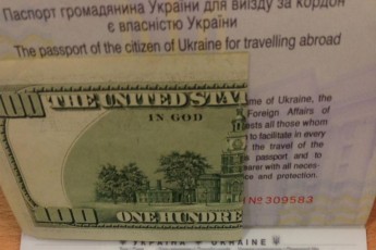На митному посту українець намагався підкупити прикордонників