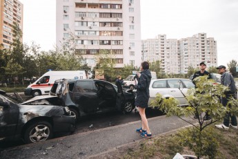 Автівка протаранила і підпалила кілька іномарок – масштабна ДТП у Києві (Відео)