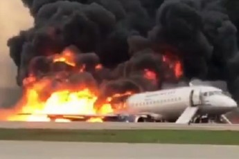Пасажирський літак з людьми на борту загорівся в повітрі в Москві (відео)
