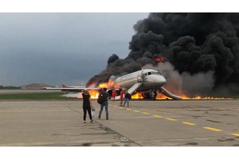Більше 40 людей загинули, бо люди, які сиділи попереду, рятувались разом з речами, – експерт про катастрофу літака в Росії