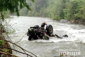 Вантажівка з туристами впала з 40-метрового обриву у річку в Карпатах, є загиблі та зниклі безвісти (відео)