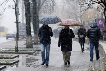 Заморозки та мокрий сніг: повідомили про значне погіршення погоди в Україні