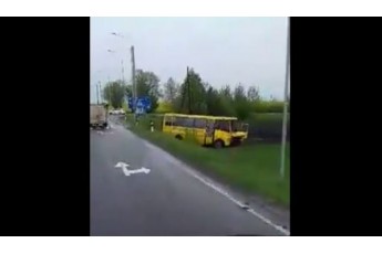 У селі на Волині шкільний автобус врізався у вантажівку, є загиблі (відео)