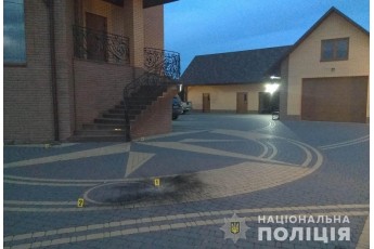 Вибух у дворі депутата Волиньради: поліція показала місце інциденту і почала розслідування