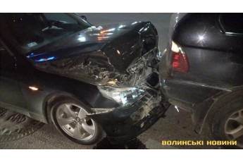 У Луцьку на світлофорі легковик протаранив BMW X5 (фото, відео)