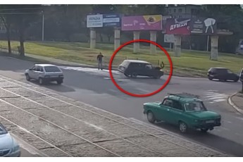 Священик на великій швидкості збив жінку на переході у Кам'янському (Відео 18+)