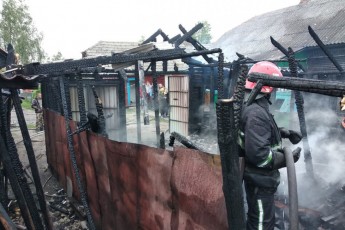 У селі на Волині вщент згоріли літня кухня та гараж (фото)