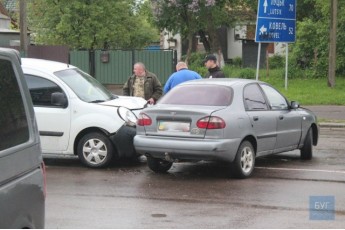 ДТП на Волині: зіткнулись два легковики, автівка стала поперек дороги (фото)