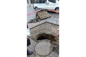 У центрі Луцька посеред вулиці виявили провалля (фото)