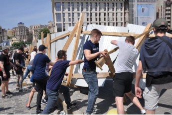 Активісти знесли паркан на Алеї Небесної сотні в Києві і поконфліктували з поліцією (Відео)