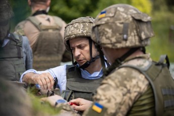 Президент Зеленський відвідав українських військових на передовій (фото)