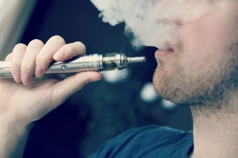 Гірші за стандартні: чим небезпечні ароматизовані е-сигарети