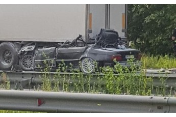 BMW на швидкості 200 км/год влетіло під фуру – водій помер (відео, фото)