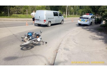 У Луцьку мікроавтобус зіткнувся з мотоциклом, є постраждалі (фото)