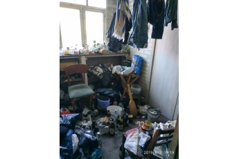 У Луцьку мешканець багатоповерхівки розвів жахливе сміттєзвалище у під'їзді