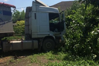 Спинили дерева: водій вантажівки раптово помер за кермом