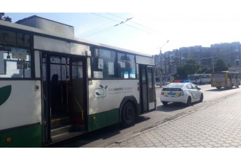 У Луцьку тролейбус наїхав на чоловіка: постраждалий – у лікарні (фото)