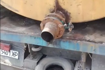 У Луцьку вантажівка цинічно зливала нечистоти на землю і засмерділа частину міста (відео)