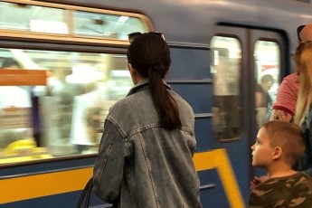 Хлопець знепритомнів і впав під поїзд у метро Києва (фото 18+)