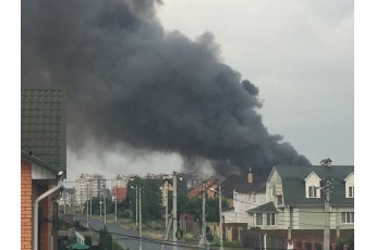 Масштабна пожежа під Києвом: вогонь піднімається на 15 – 20 метрів (фото, відео)