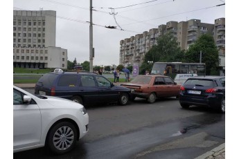ДТП у Луцьку: автомобіль служби таксі врізався у легковик (фото)