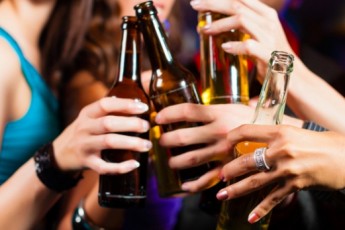 Вчені з'ясували небезпеку вживання малої дози алкоголю
