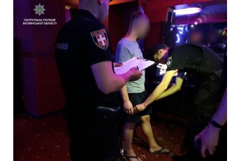 У двох ігрових закладах Луцька поліцейські затримали осіб з наркотики (Фото)