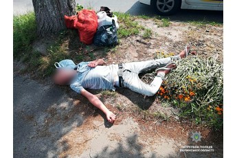 П'яний як чіп: у Луцьку на землі знайшли чоловіка, який через сп'яніння не міг ходити та говорити (фото)