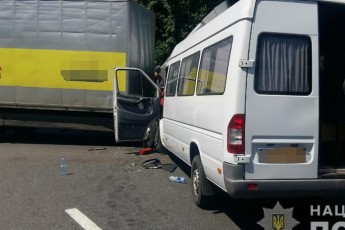 Моторошна аварія: вантажівка зіткнулась з мікроавтобусом, є багато постраждалих (фото)