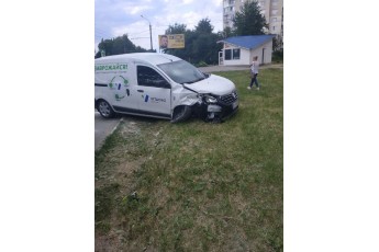 Від удару автівку викинуло на тротуар: у Луцьку зіштовхнулись легковик та вантажівка (фото)