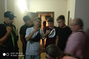 Матюкалися та поводилися агресивно: у Луцьку компанію п'яних неповнолітніх юнаків вгамовувала поліція (фото, відео)