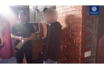 У Луцьку в інтернет-кафе поліція затримала чоловіків з наркотиками (фото)